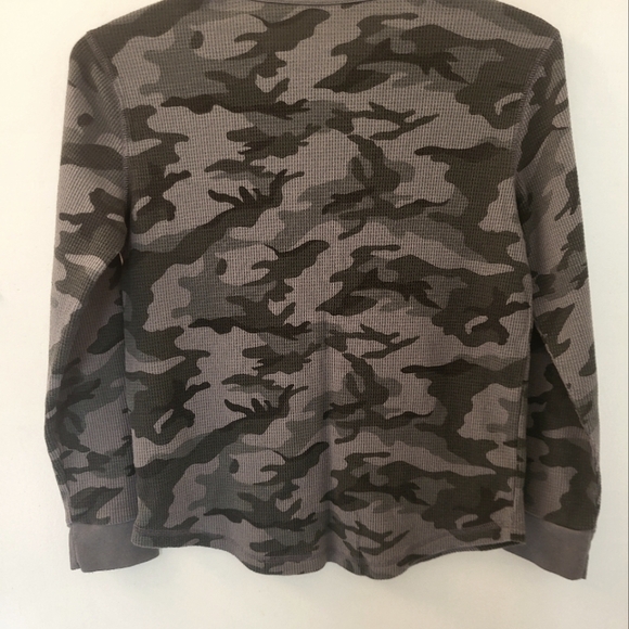 💥4 for $30💥 Old Navy camouflage waffle knit shirt. Boys size LG 10-12 - Picture 3 of 5
